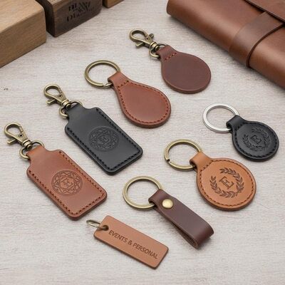 Harga bagus Keychain Keychain Kulit Dengan Laser Ukiran Logo kustomisasi Pilih Ukiran Atau Embossing sempurna untuk acara dan pribadi on line